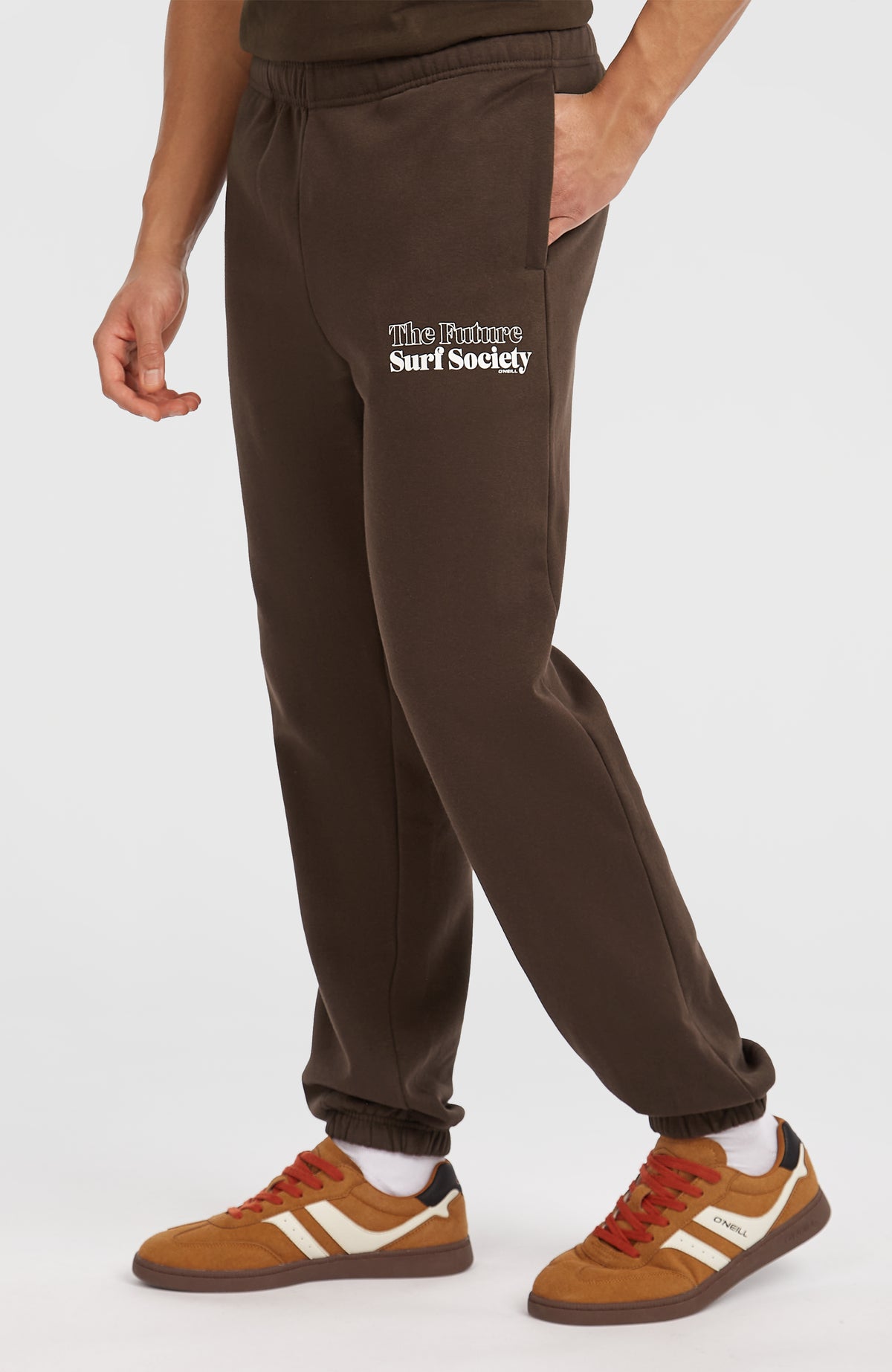 Future Surf Society Jogginghose für Herren, braun, getragen am Model in Seitenansicht mit Seitentasche