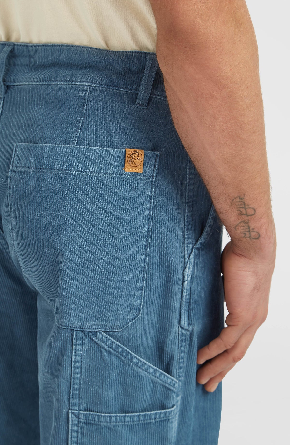 O'Riginals Carpenter Hose für Herren, blau, Nahaufnahme der aufgesetzten Rückentasche mit Logo-Patch