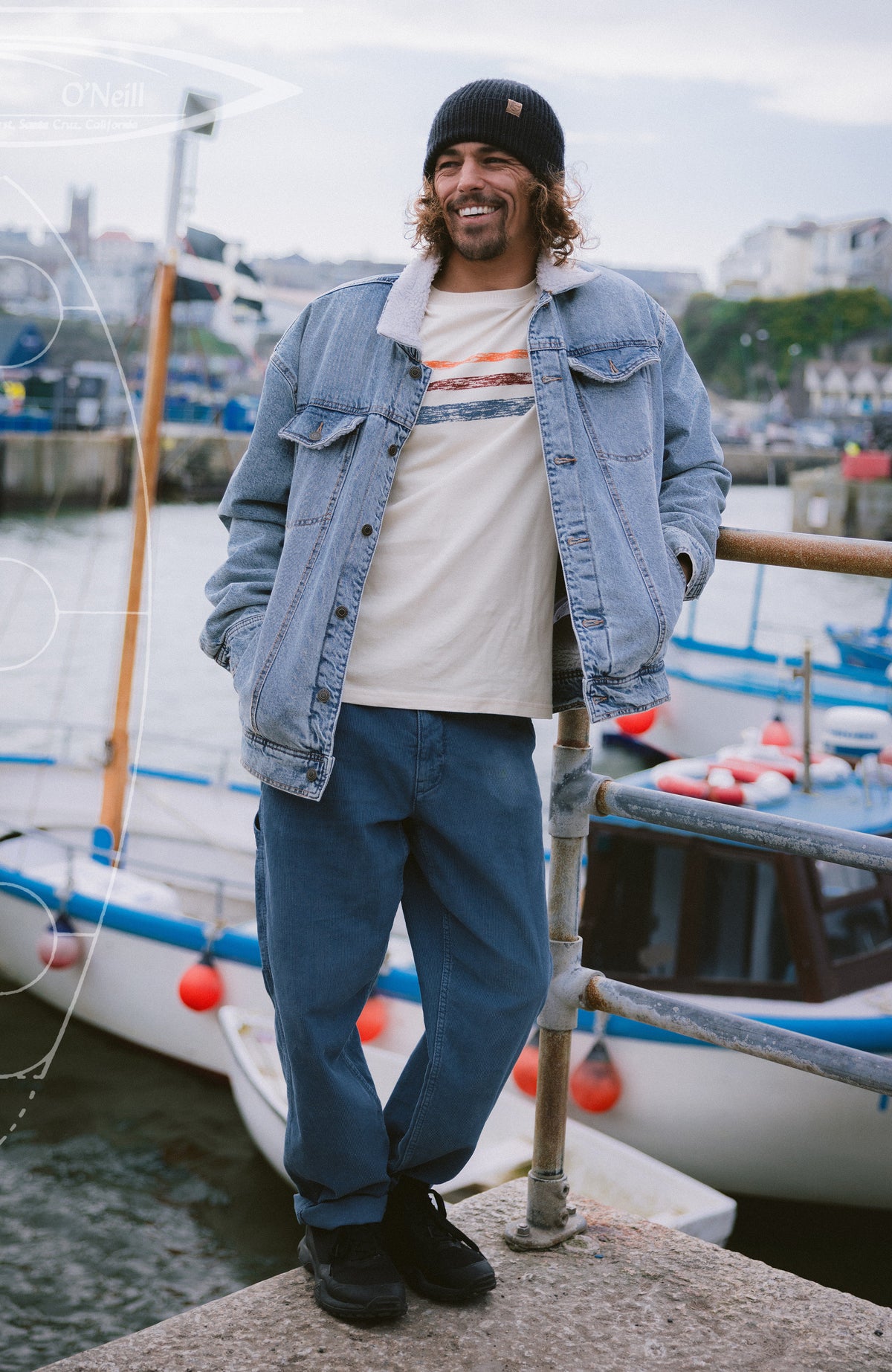 O'Riginals Carpenter Hose für Herren, blau, getragen am Model im Hafen mit Booten im Hintergrund