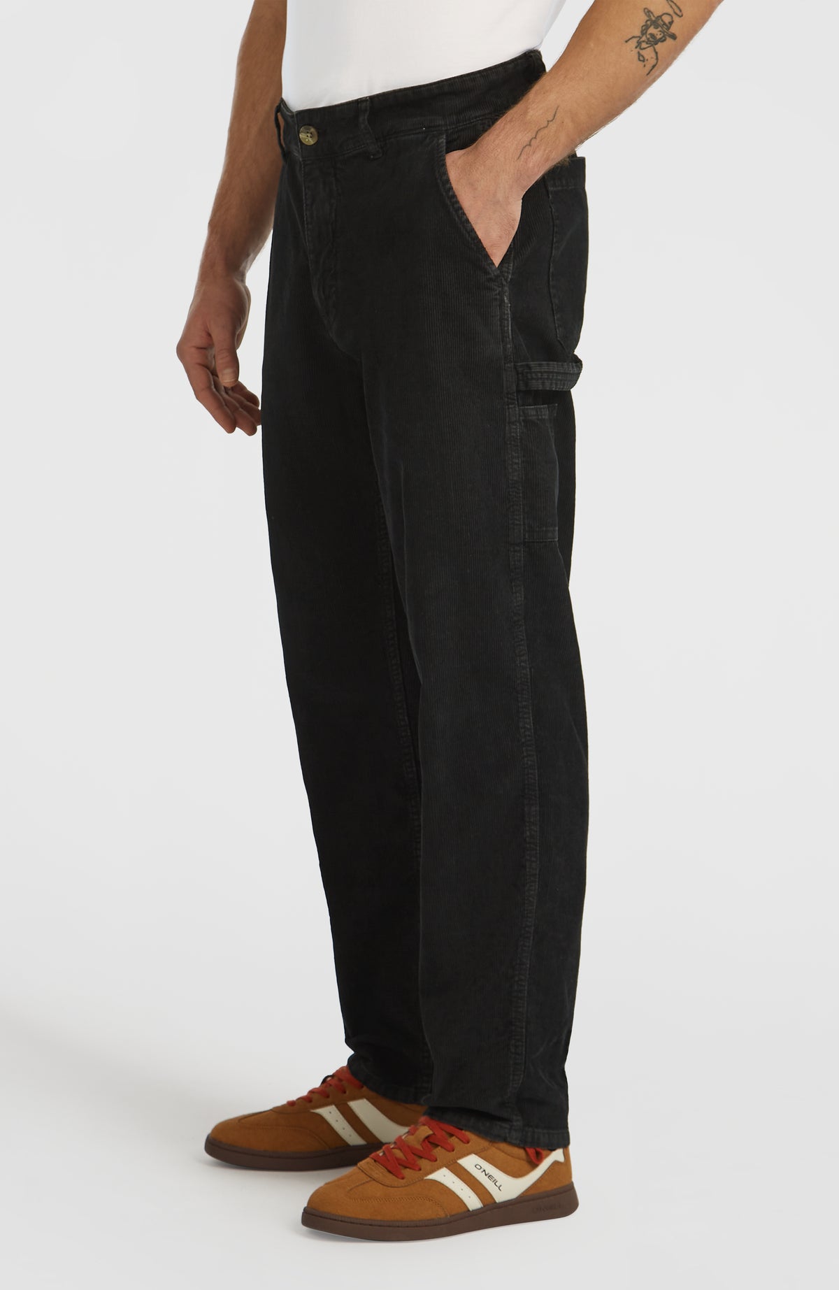 O'Riginals Carpenter Hose für Herren, schwarz, Seitenansicht am Model mit seitlicher Tasche und Schlaufe