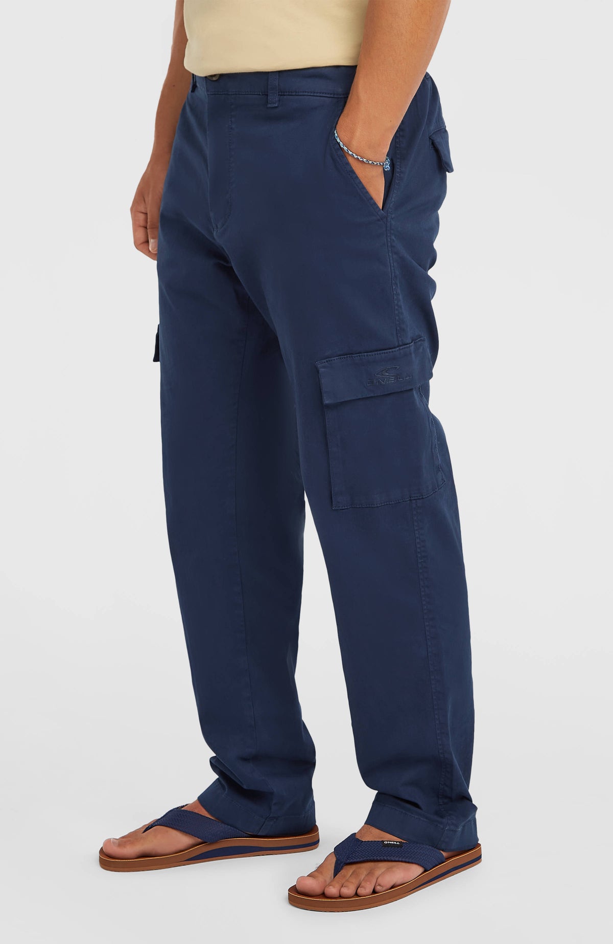 Essentials Cargohose für Herren in Blau, Seitenansicht am Model mit aufgesetzter Beintasche