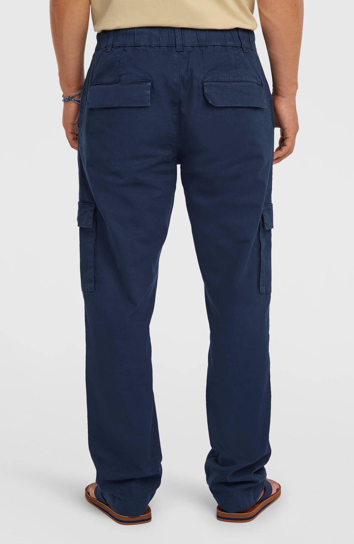 Essentials Cargohose für Herren, blau, Rückansicht am Model mit elastischem Bund und Gesäßtaschen mit Patte