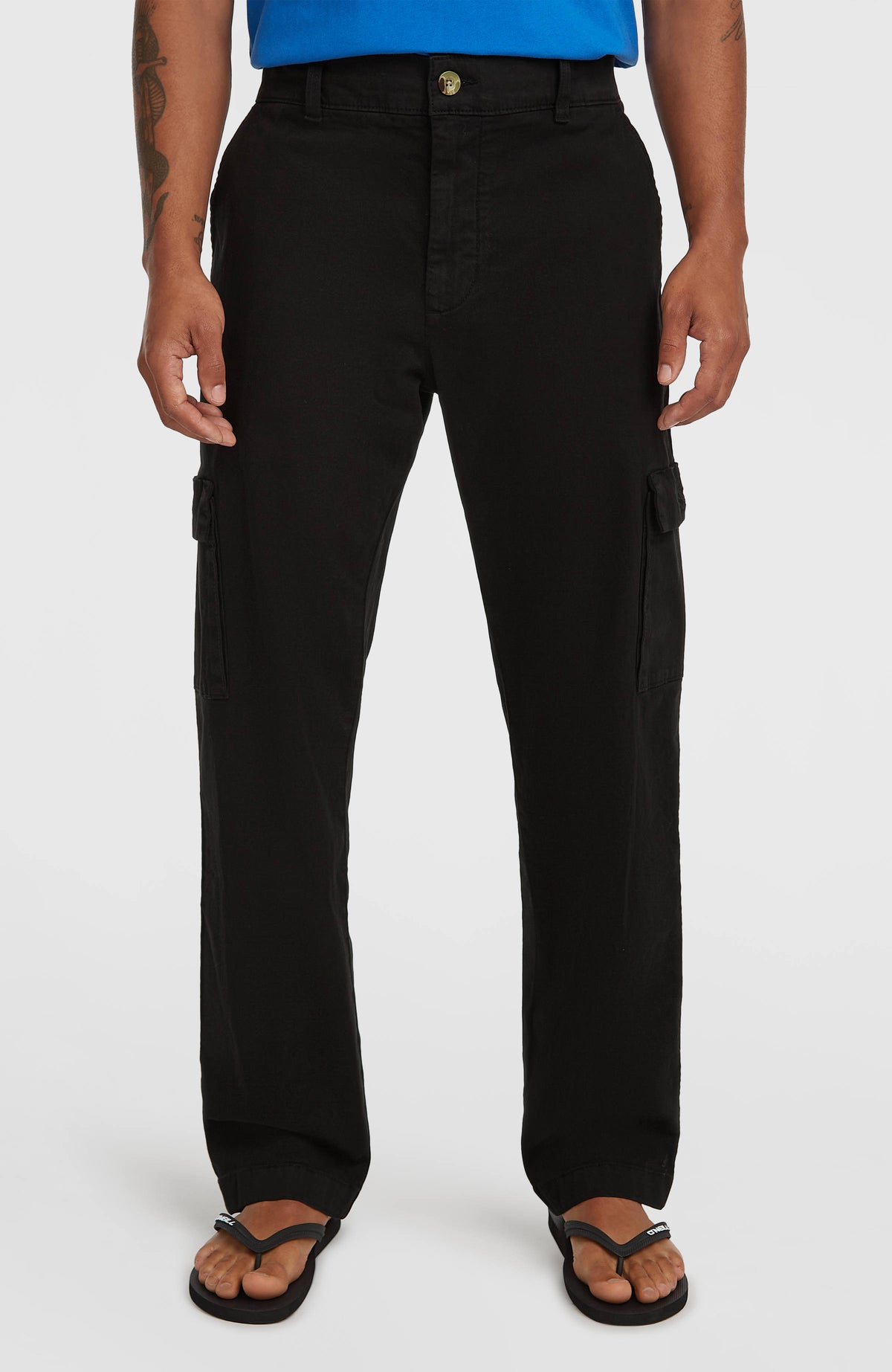 Essentials Cargohose für Herren, schwarz, Vorderansicht am Model mit geradem Bein und Cargo-Taschen