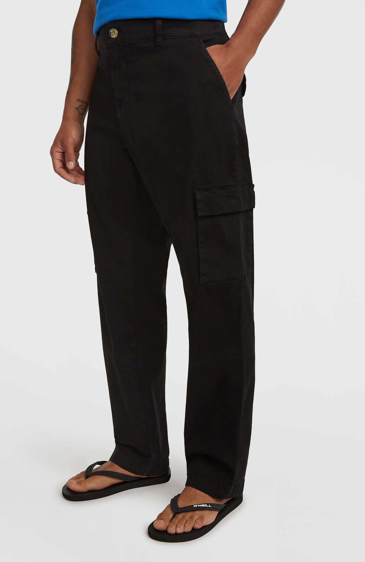 Essentials Cargohose für Herren, schwarz, Seitenansicht am Model mit aufgesetzter Beintasche