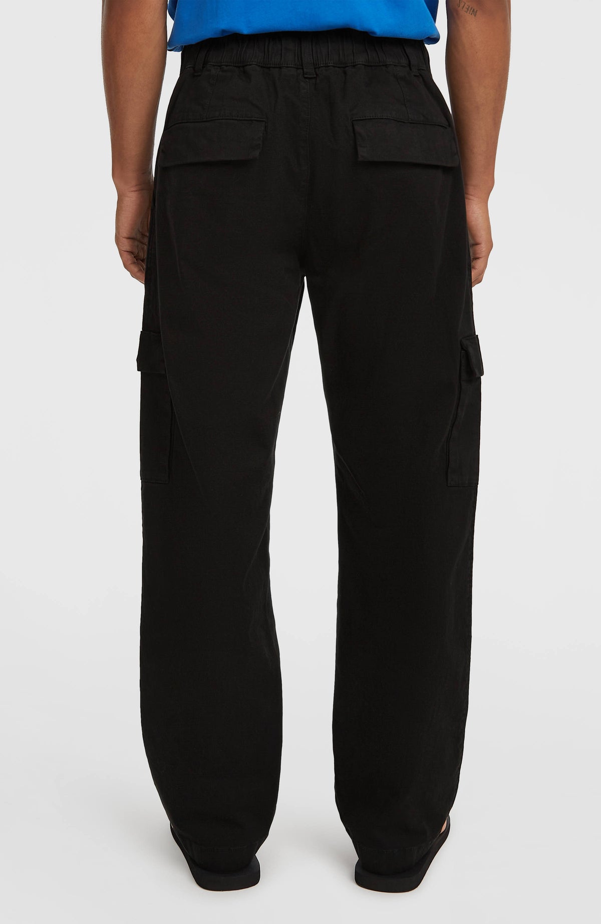 Essentials Cargohose für Herren, schwarz, Rückansicht am Model mit zwei Gesäßtaschen und Dehnbund