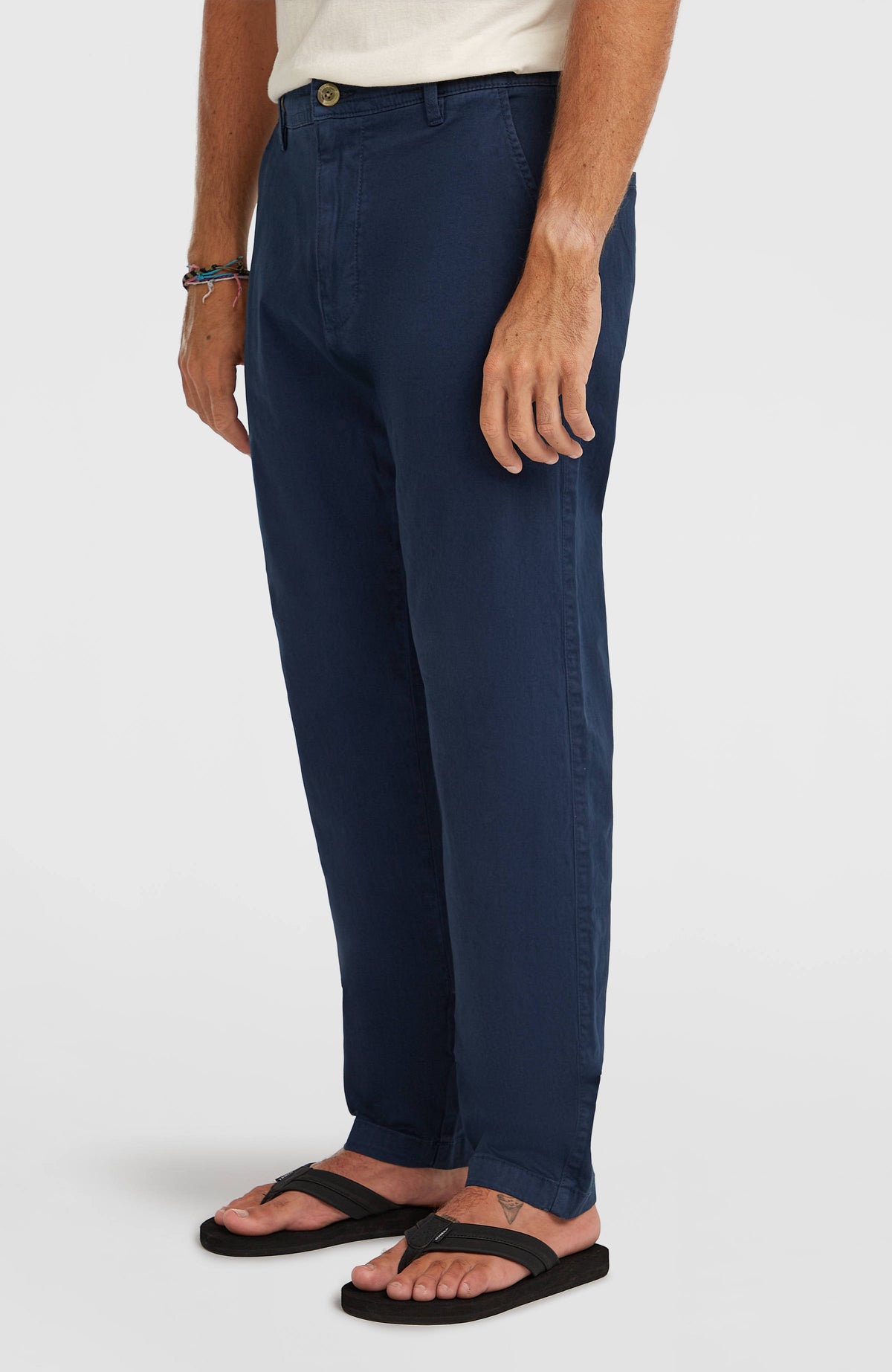 Essentials Chino-Hose für Herren, blau, Seitenansicht am Model mit sichtbarer Eingrifftasche