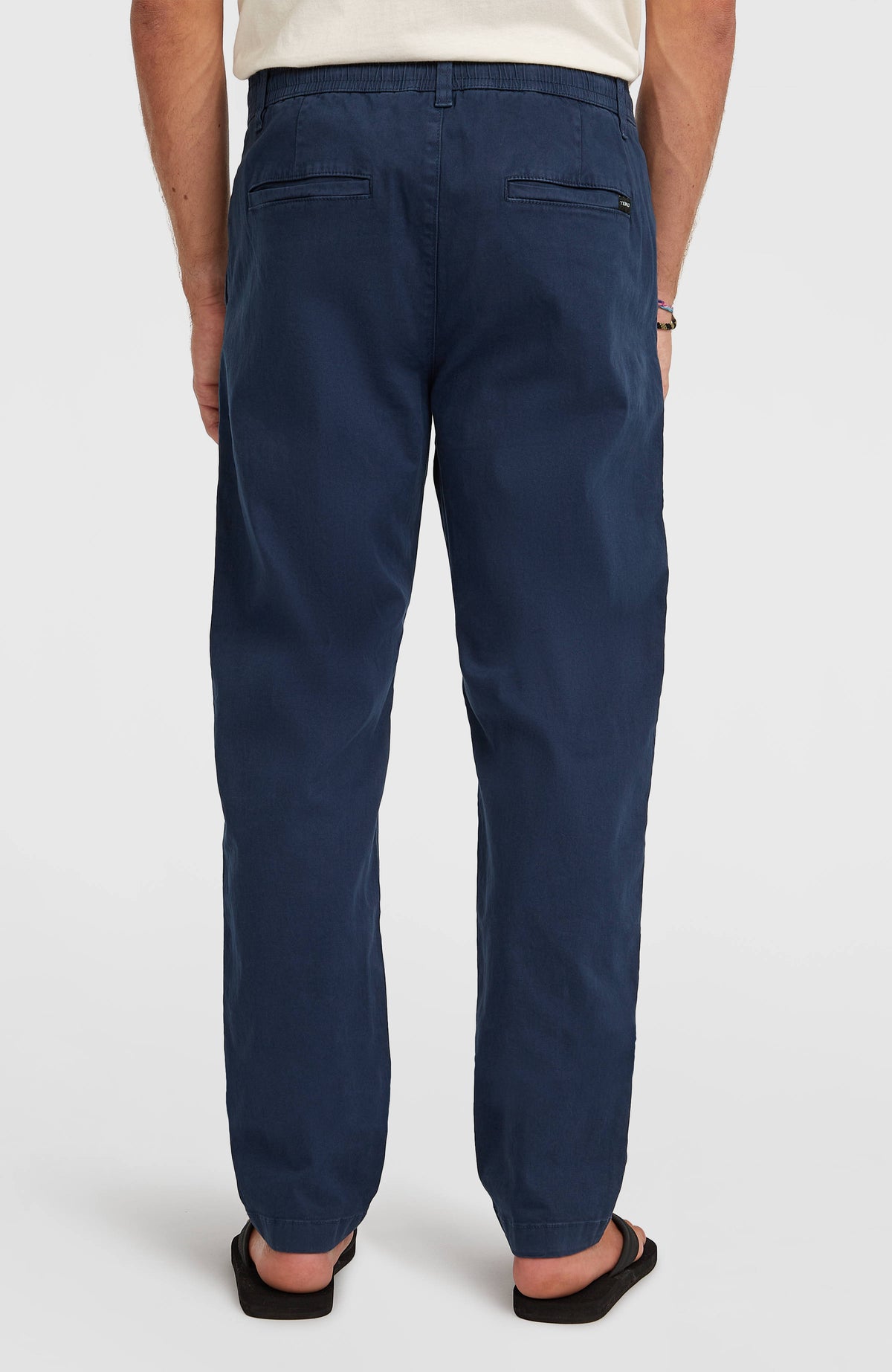 Essentials Chino-Hose für Herren, blau, Rückansicht am Model mit elastischem Bund und zwei Paspeltaschen