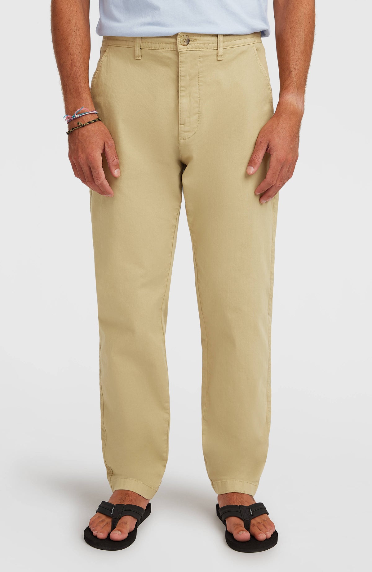 Essentials Chino-Hose für Herren, beige, Vorderansicht am Model, Bund mit Gürtelschlaufen und Knopf