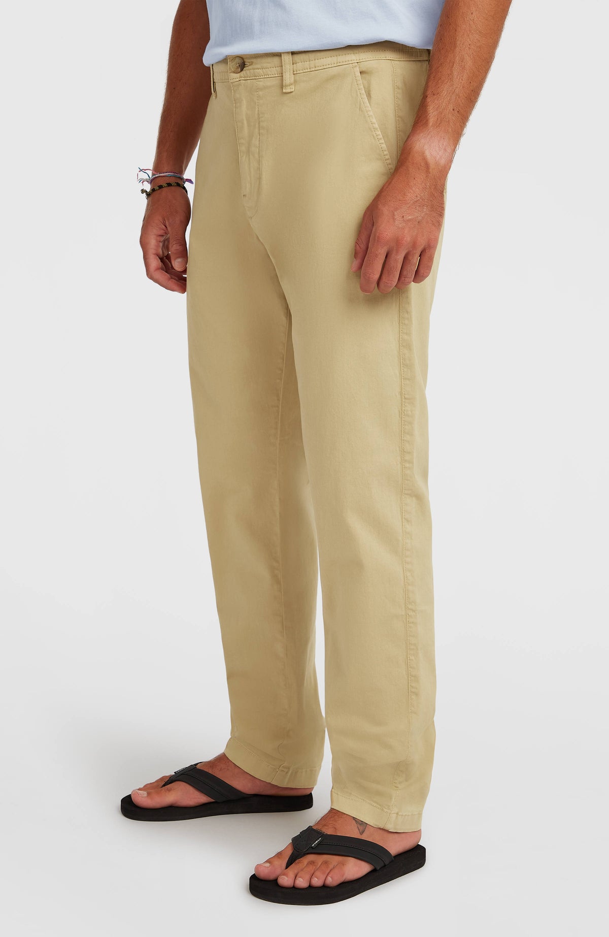 Essentials Chino-Hose für Herren, beige, Halbprofilansicht von der Seite, getragen am Model mit Eingrifftasche