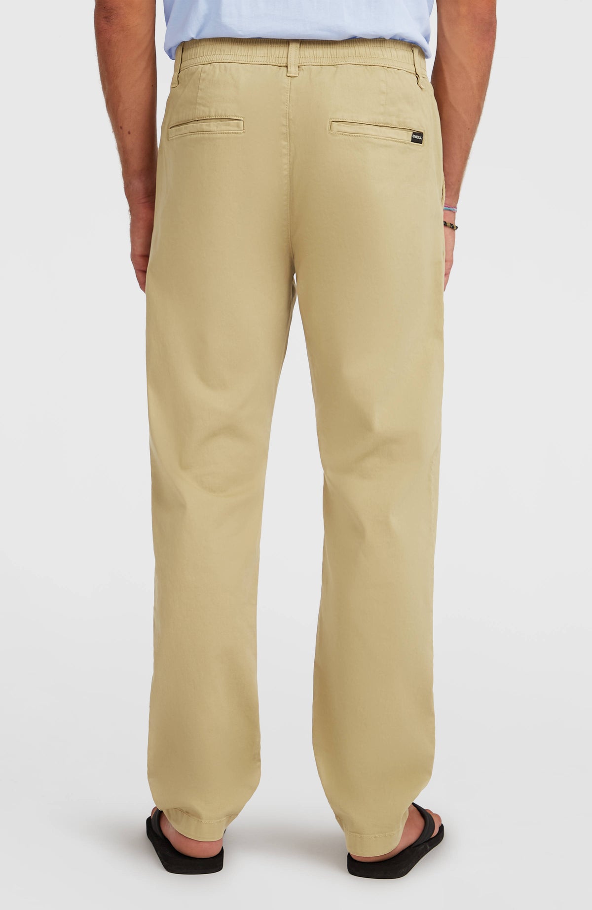 Essentials Chino-Hose für Herren, beige, Rückansicht, getragen am Model mit elastischem Bund hinten