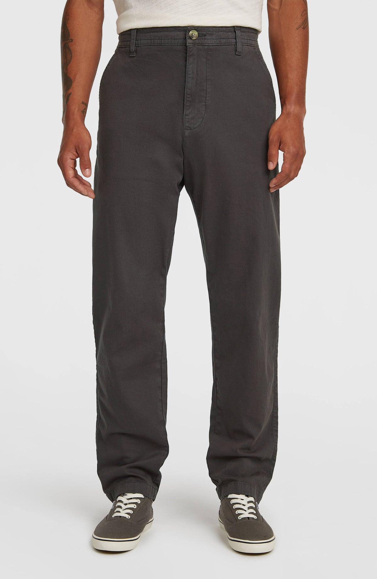 Essentials Chino-Hose für Herren, grau, Vorderansicht am Model, Hosenbund mit Knopf und Gürtelschlaufen