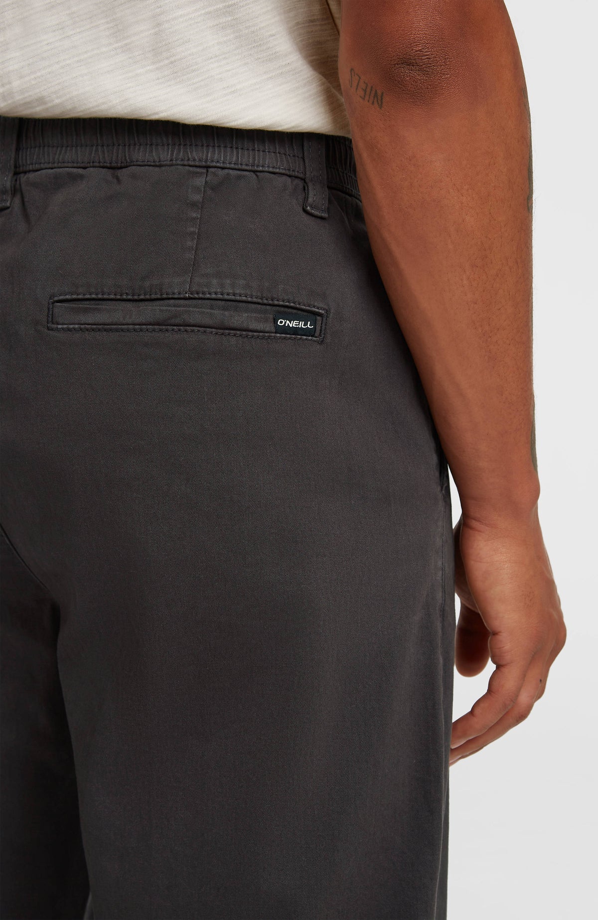 Essentials Chino-Hose für Herren, grau, Nahaufnahme der hinteren Paspeltasche mit kleinem Logo-Label