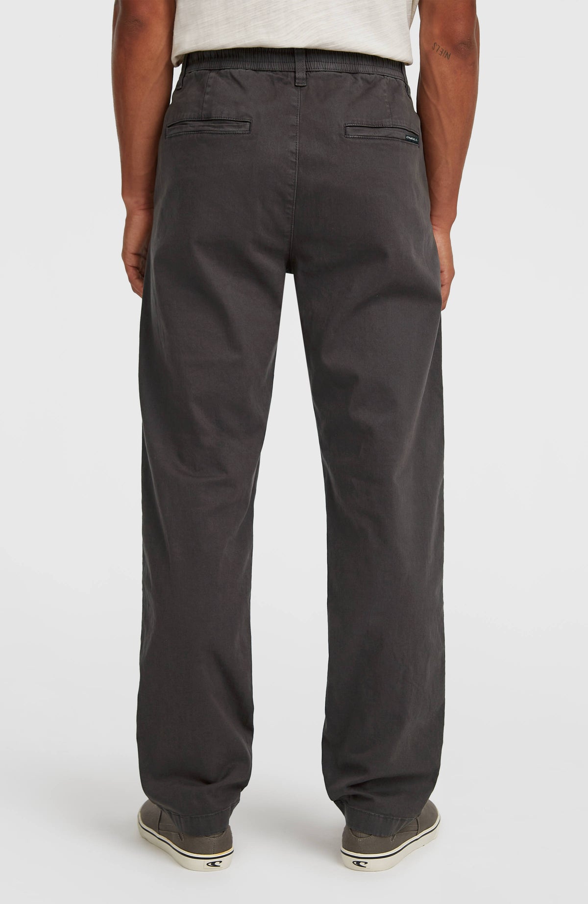 Essentials Chino-Hose für Herren, grau, Rückansicht am Model mit teilelastischem Bund und Paspeltaschen