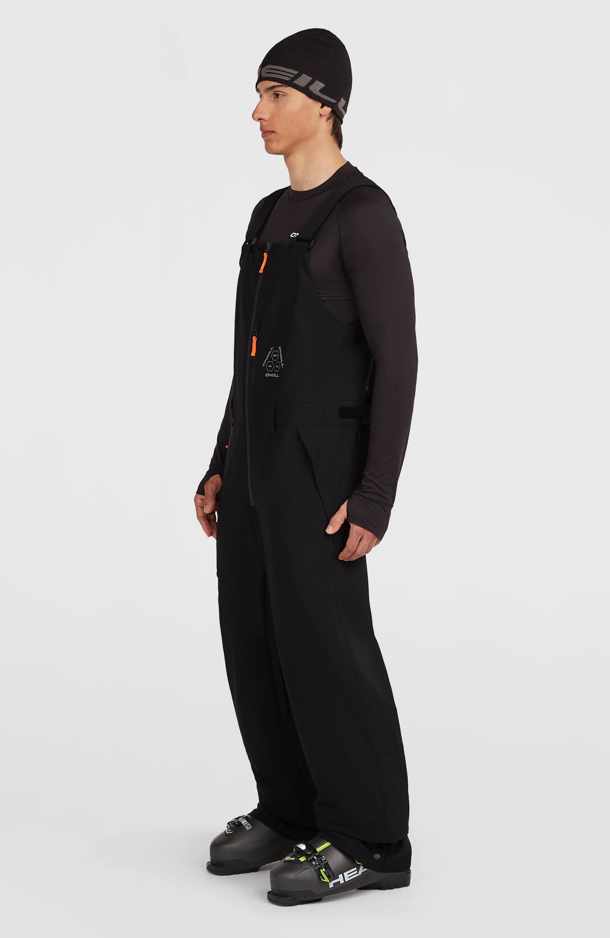 FWC'Peak Bib Skihose für Herren, schwarz, Dreiviertelansicht von der Seite getragen am Model mit weitem Schnitt
