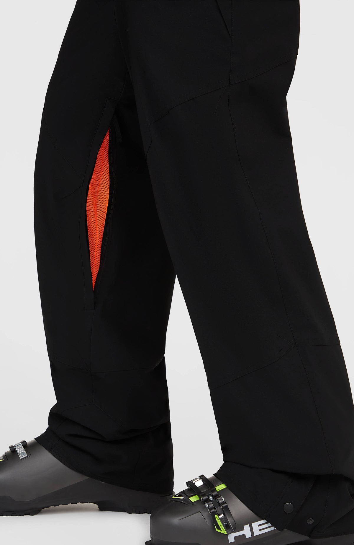 FWC'Peak Bib Skihose für Herren, schwarz, Nahaufnahme des geöffneten Belüftungsreißverschlusses am Hosenbein