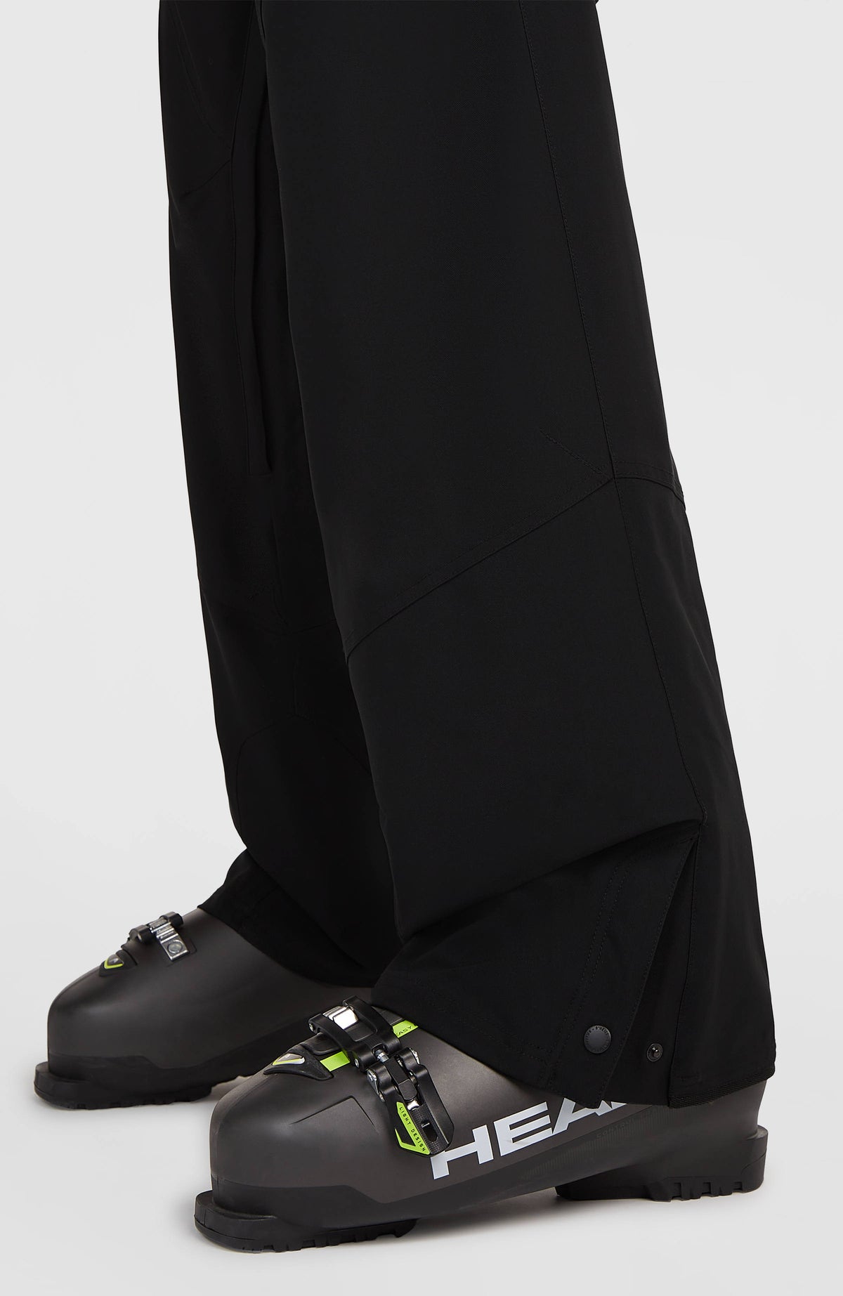 FWC'Peak Bib Skihose für Herren, schwarz, Nahaufnahme des unteren Hosenbeinsaums mit Druckknopfverschluss