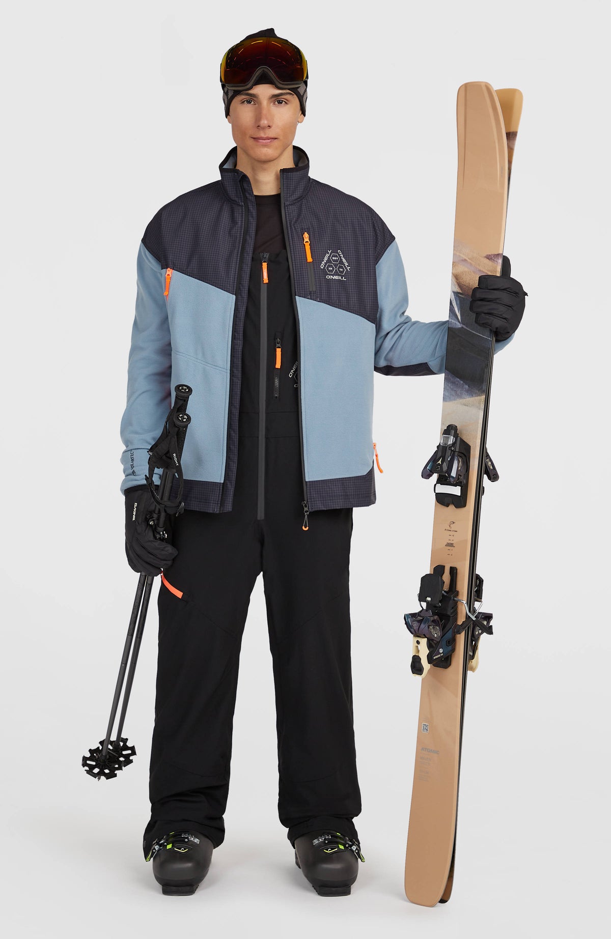FWC'Peak Bib Skihose für Herren, schwarz, getragen am Model in Skikleidung mit Skiern in der Vorderansicht
