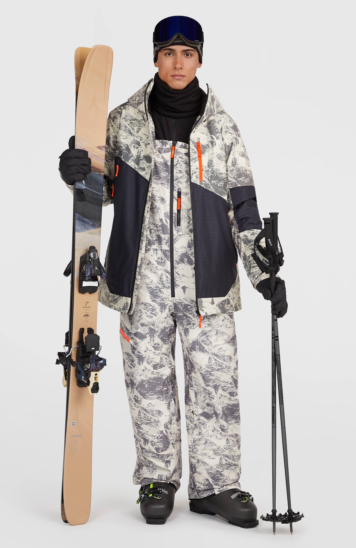 FWC'Peak Bib Skihose für Herren, grau mit Bergmuster in Weiß, am Model mit Skijacke und Skiern