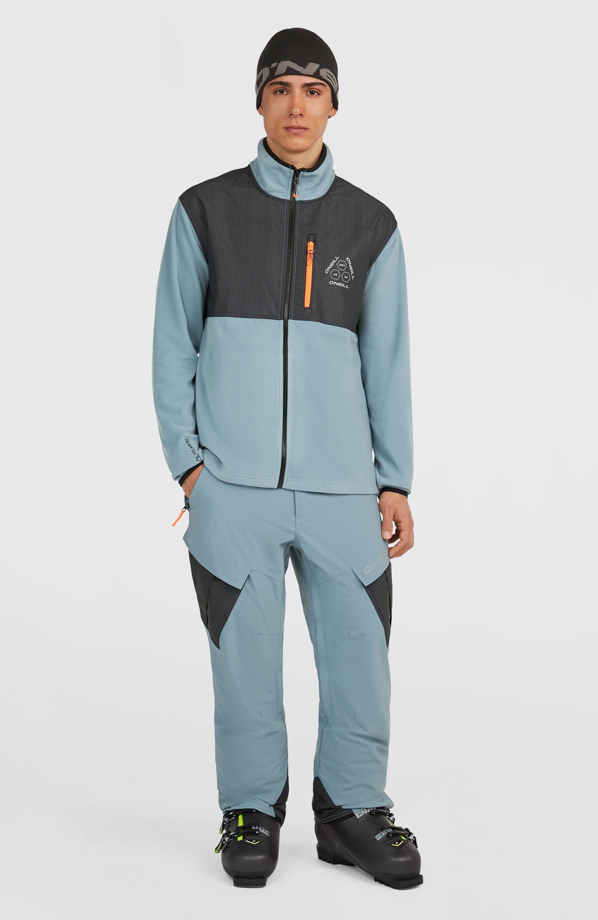 FWC'Peak Cargo-Skihose für Herren, blau, am Model in voller Länge mit Jacke