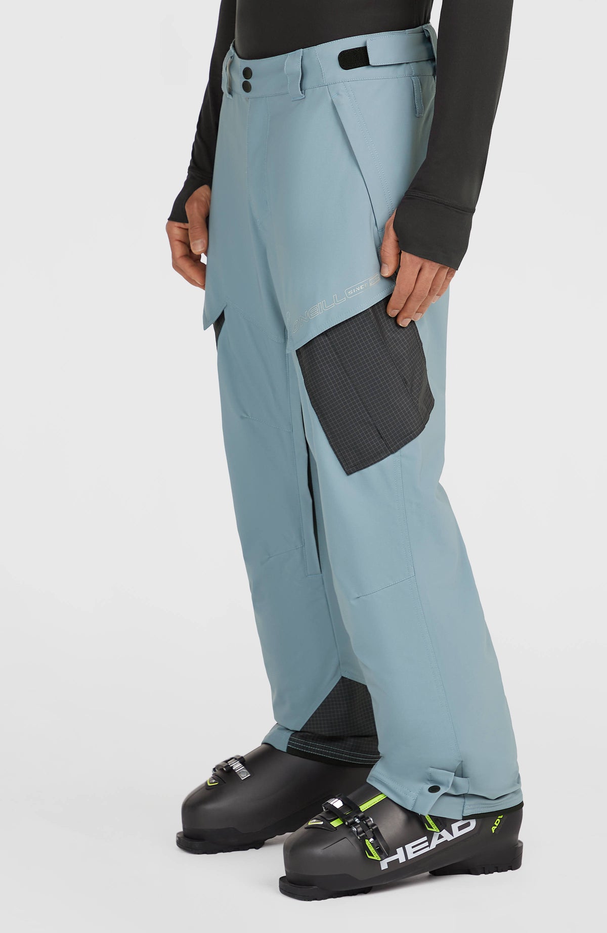 FWC'Peak Cargo-Skihose für Herren, blau, Halbprofilansicht mit Cargotasche am Model