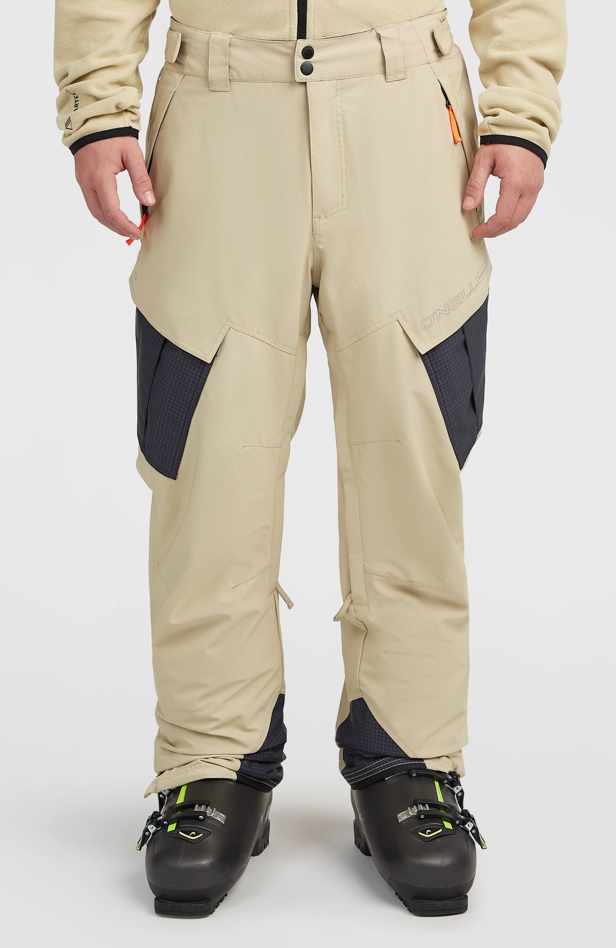 O'Neill FWC'Peak Cargo-Skihose für Herren in Beige, Vorderansicht am Model mit dunklen Einsätzen