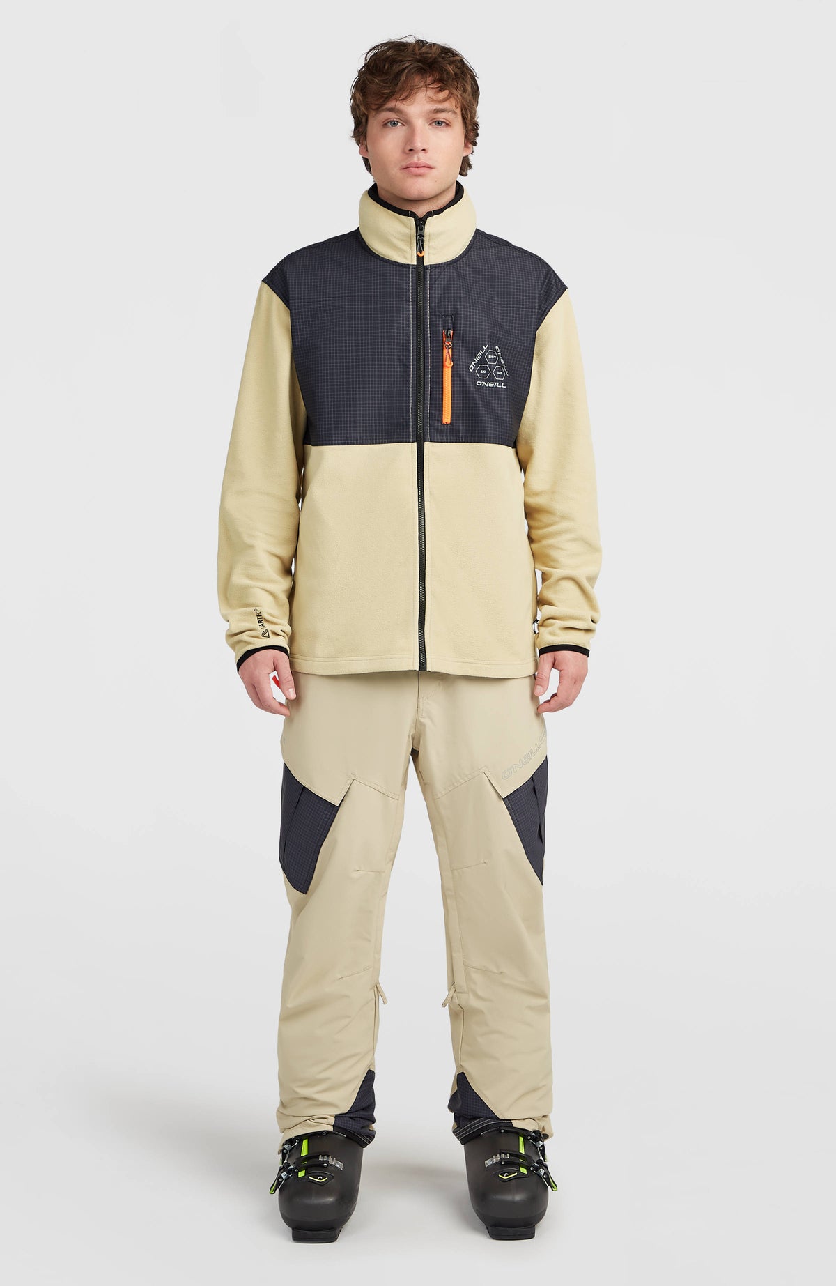 FWC'Peak Cargo-Skihose für Herren, beige, Ganzkörperansicht am Model von vorne mit Fleecejacke