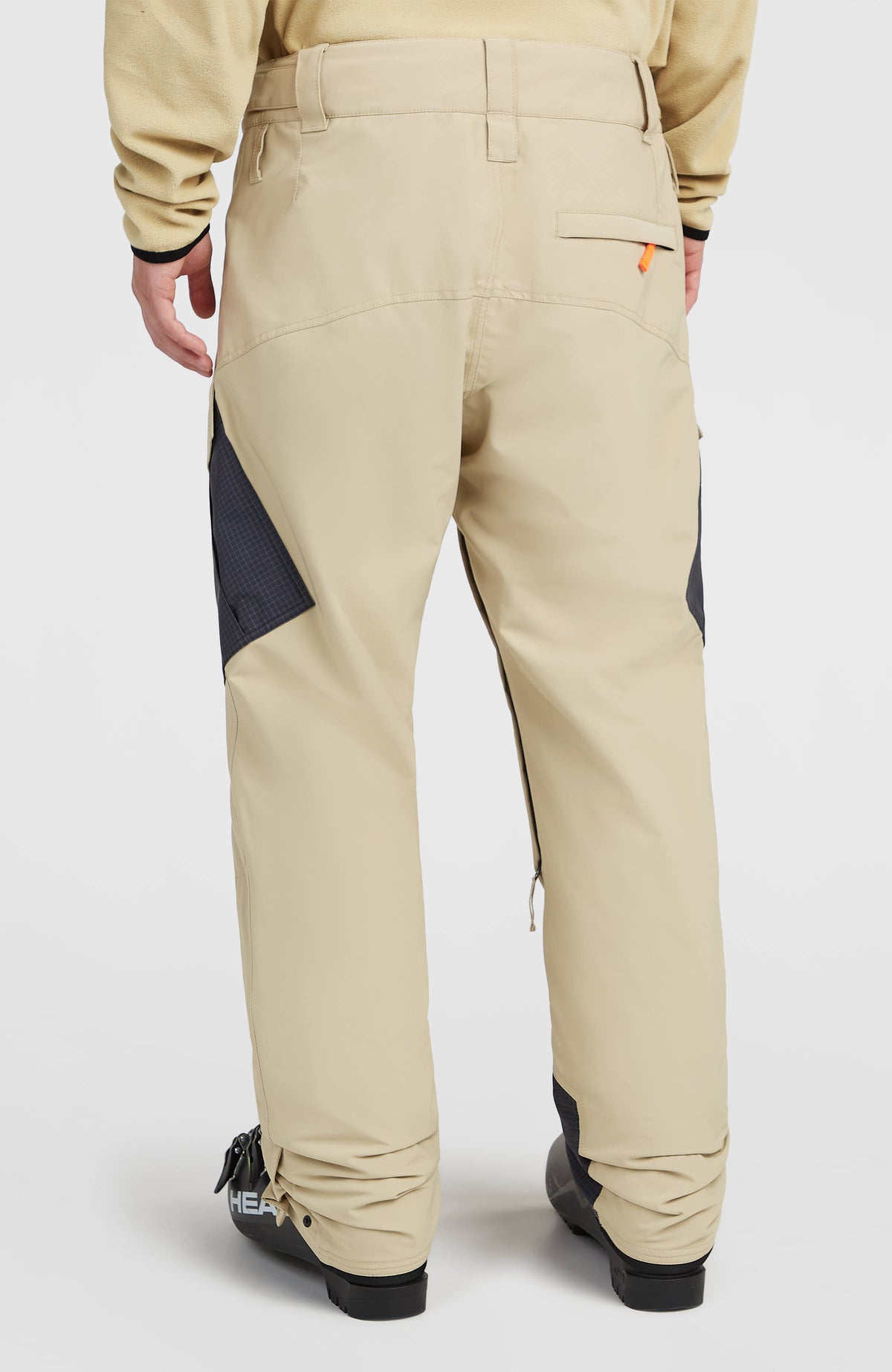FWC'Peak Cargo-Skihose für Herren, beige, Rückansicht am Model mit Reißverschluss-Gesäßtasche