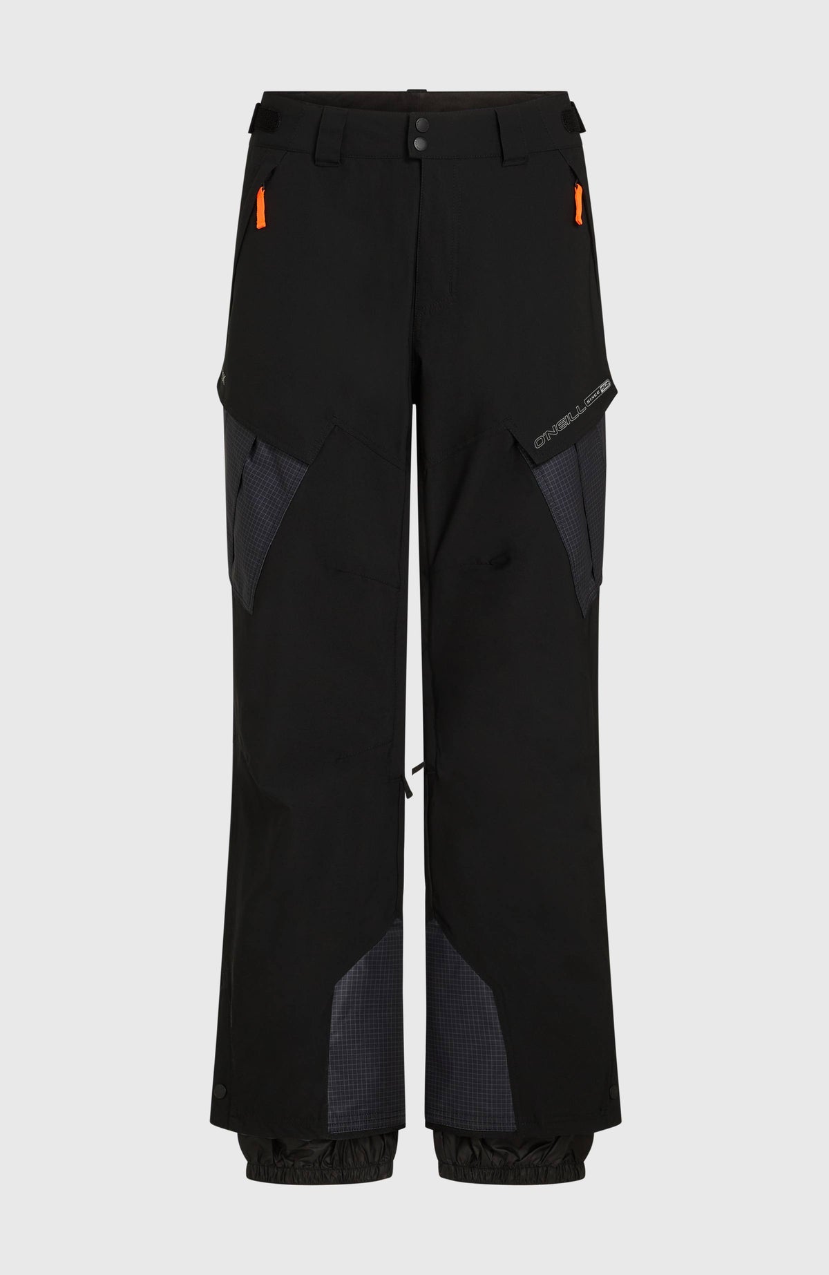 Schwarze FWC'Peak Cargo-Skihose für Herren, flach liegend von vorne, Reißverschlusstaschen und Cargotaschen