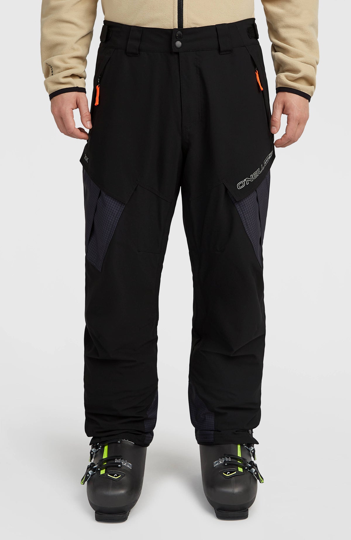 O'Neill FWC'Peak Cargo-Skihose für Herren, schwarz, Vorderansicht am Model, Hosenbund und Reißverschlusstaschen