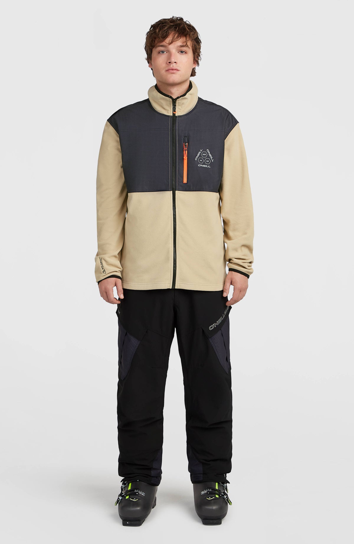 FWC'Peak Cargo-Skihose für Herren, schwarz, Ganzkörperansicht am Model von vorne mit Cargotaschen