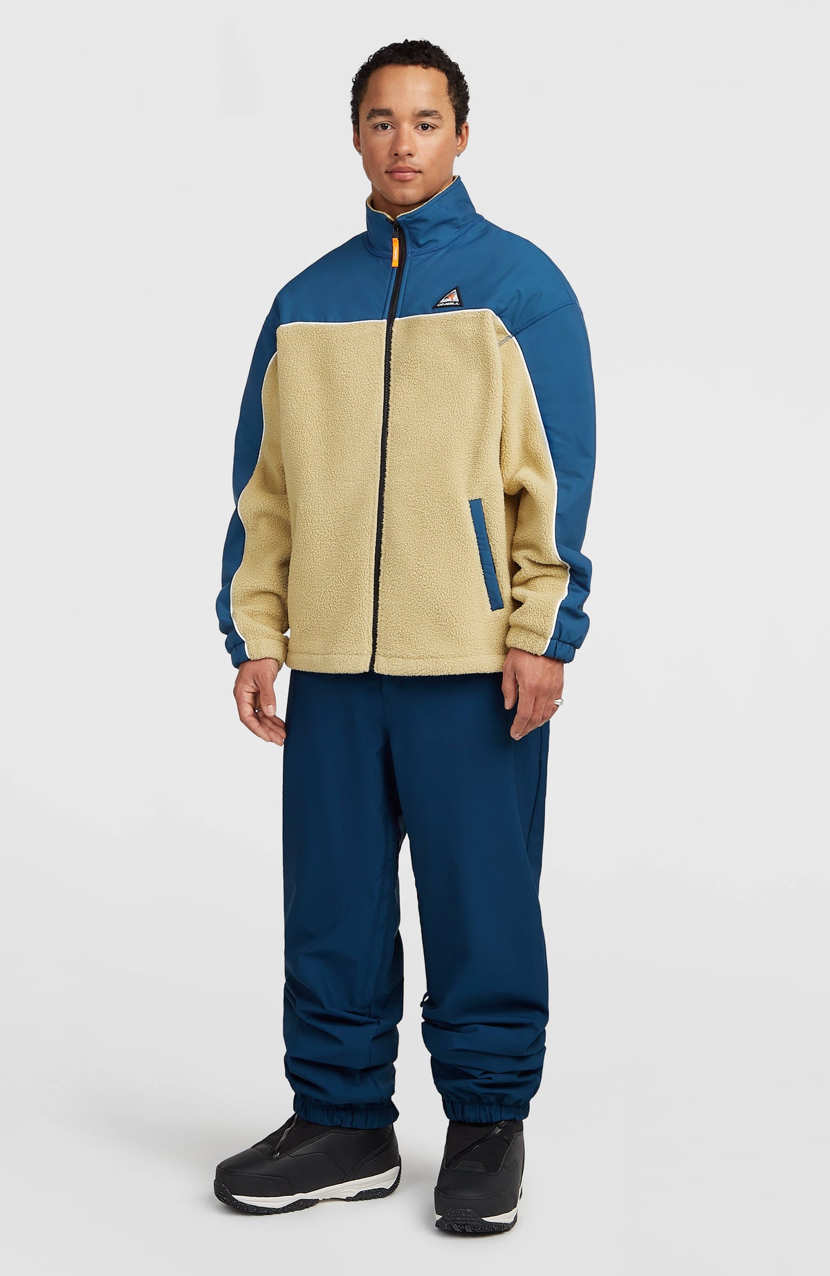 FWC Oversized Ski- und Snowboardhose für Herren, blau, Ganzkörperansicht am Model kombiniert mit Jacke