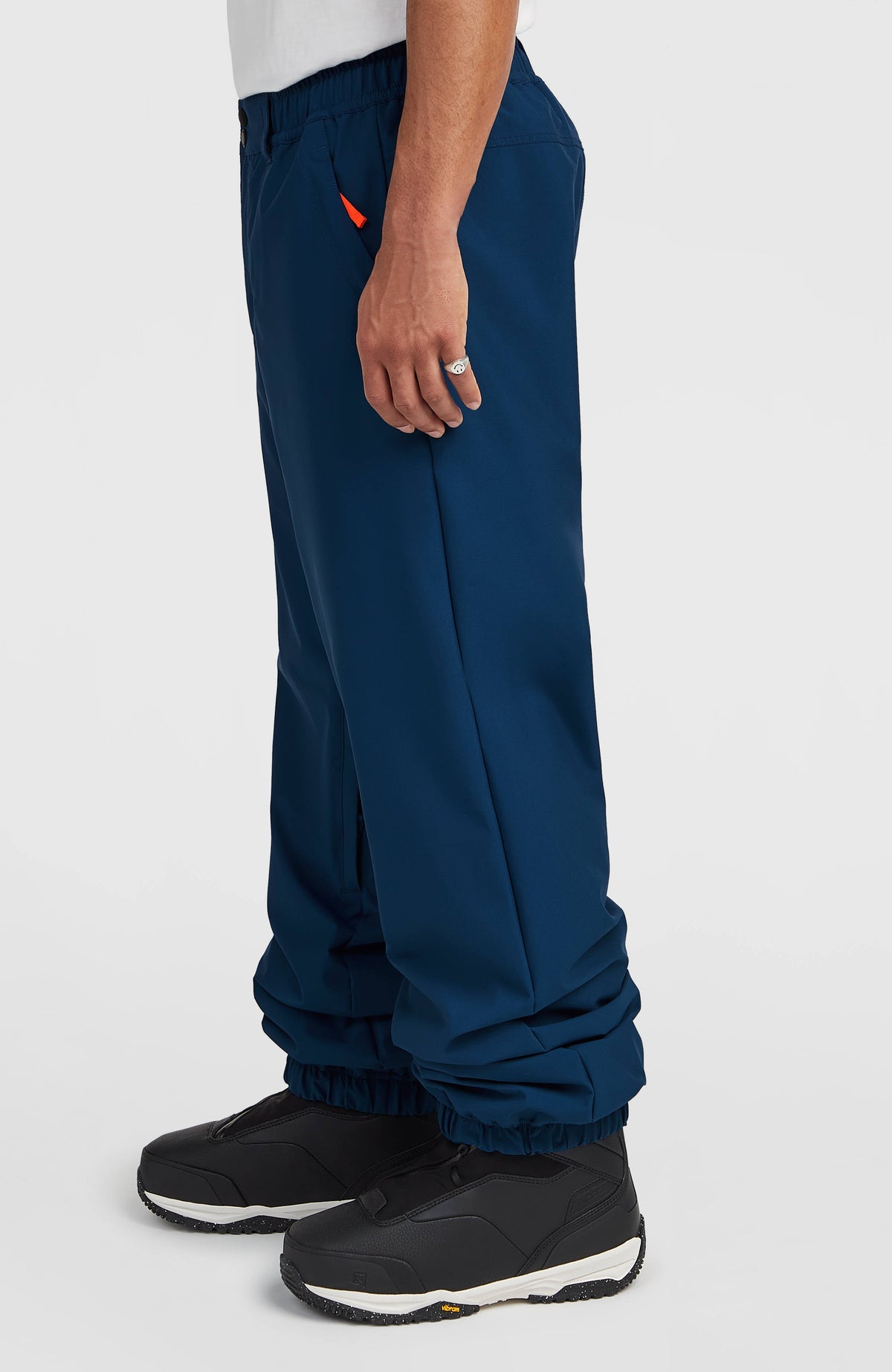 FWC Oversized Ski- und Snowboardhose für Herren, blau, Seitenansicht am Model mit elastischem Saum