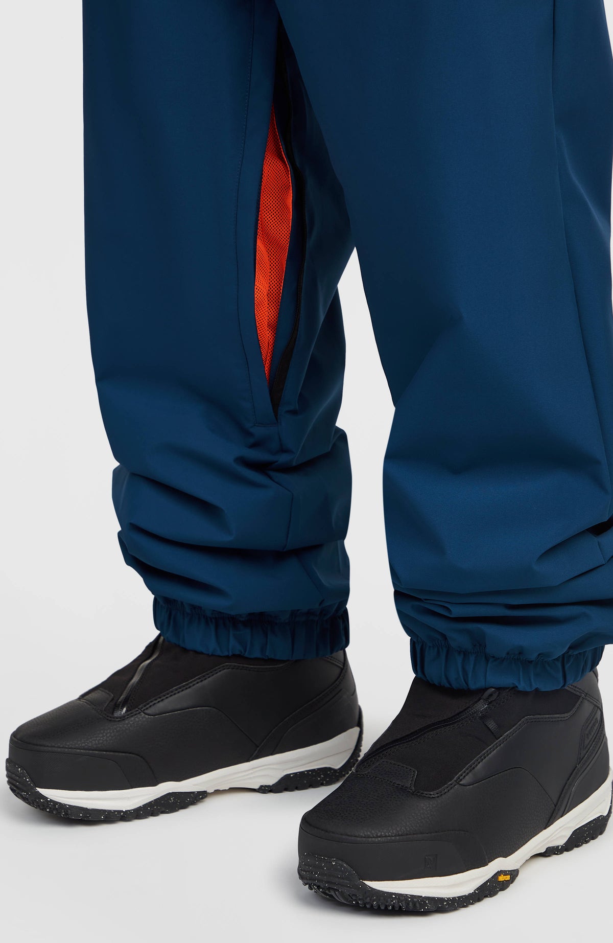 Nahaufnahme des Belüftungsreißverschlusses am Hosenbein der blauen FWC Oversized Ski- und Snowboardhose