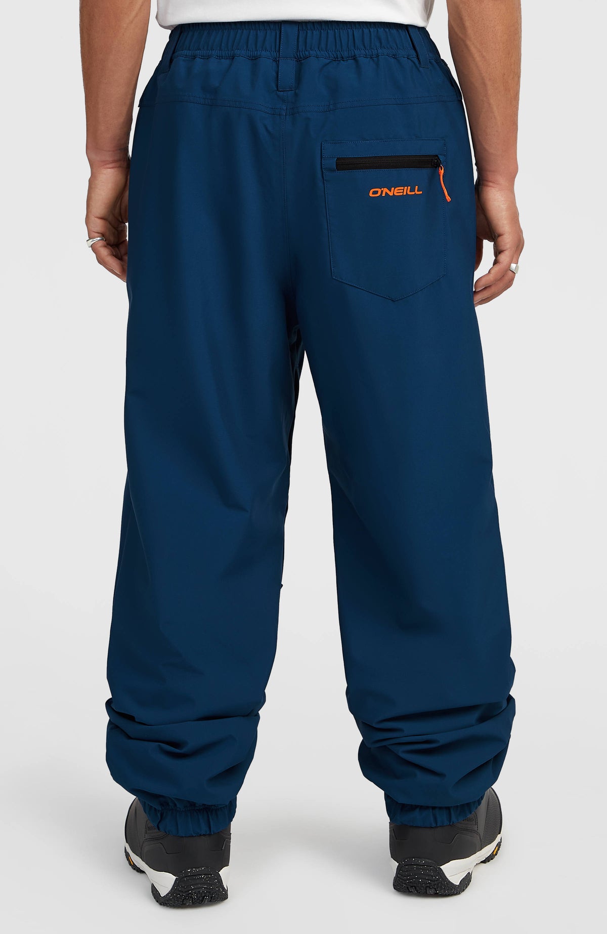 FWC Oversized Ski- und Snowboardhose für Herren, blau, Rückansicht am Model mit Logo-Gesäßtasche