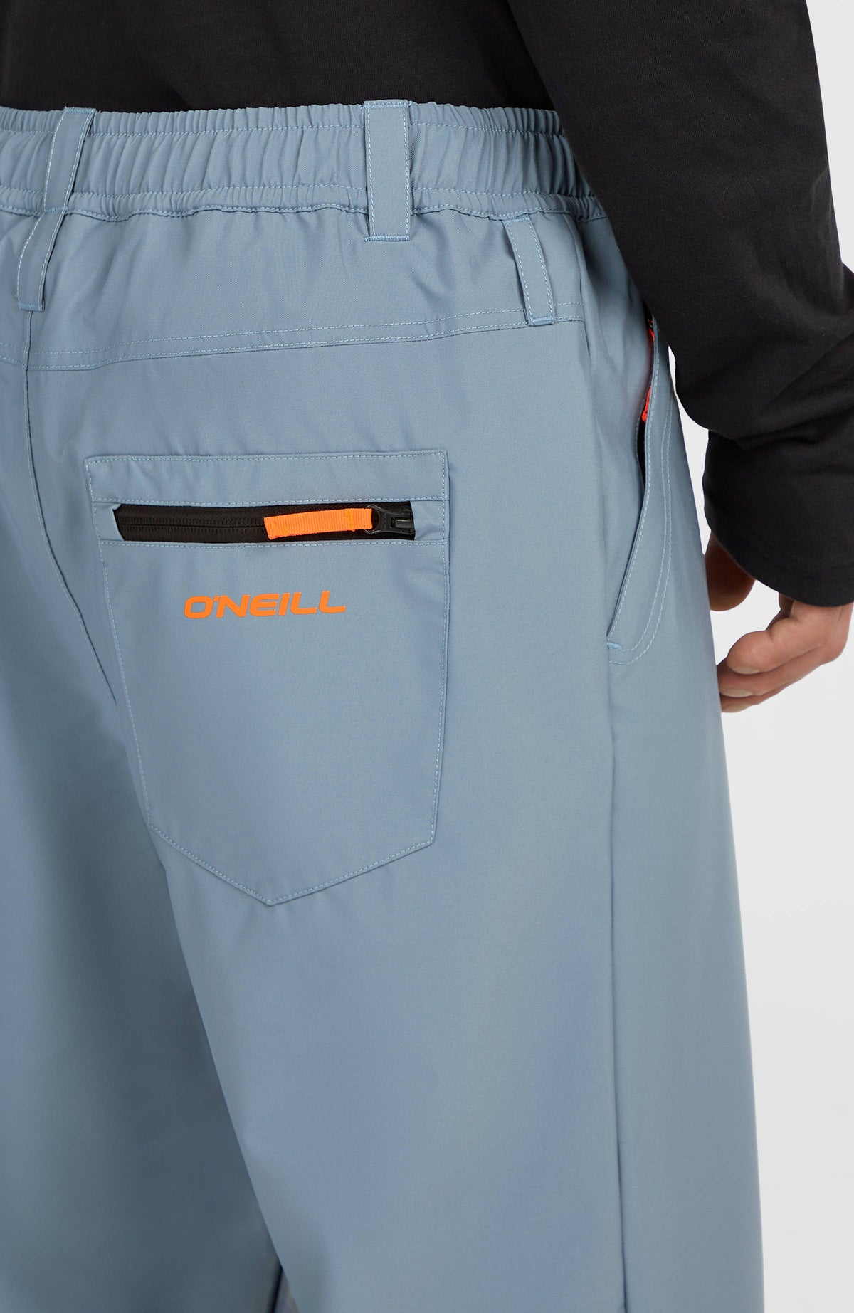 FWC Oversized Ski- und Snowboardhose, blau, Nahaufnahme der Gesäßtasche mit Reißverschluss und Logo