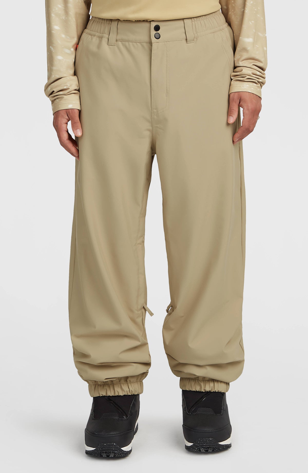 O'Neill FWC Oversized Ski- und Snowboardhose für Herren, beige, Vorderansicht getragen am Model
