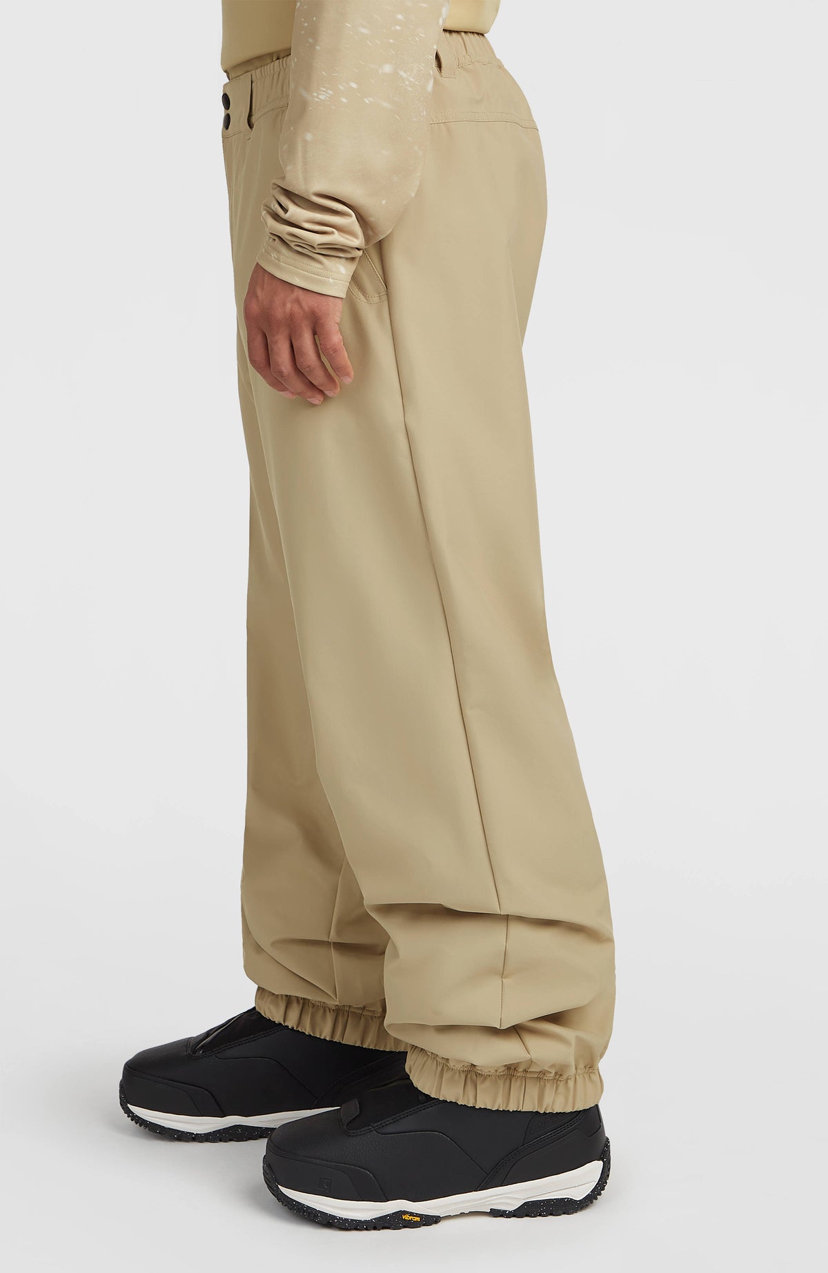 FWC Oversized Ski- und Snowboardhose für Herren, beige, Seitenansicht mit elastischem Saum am Model
