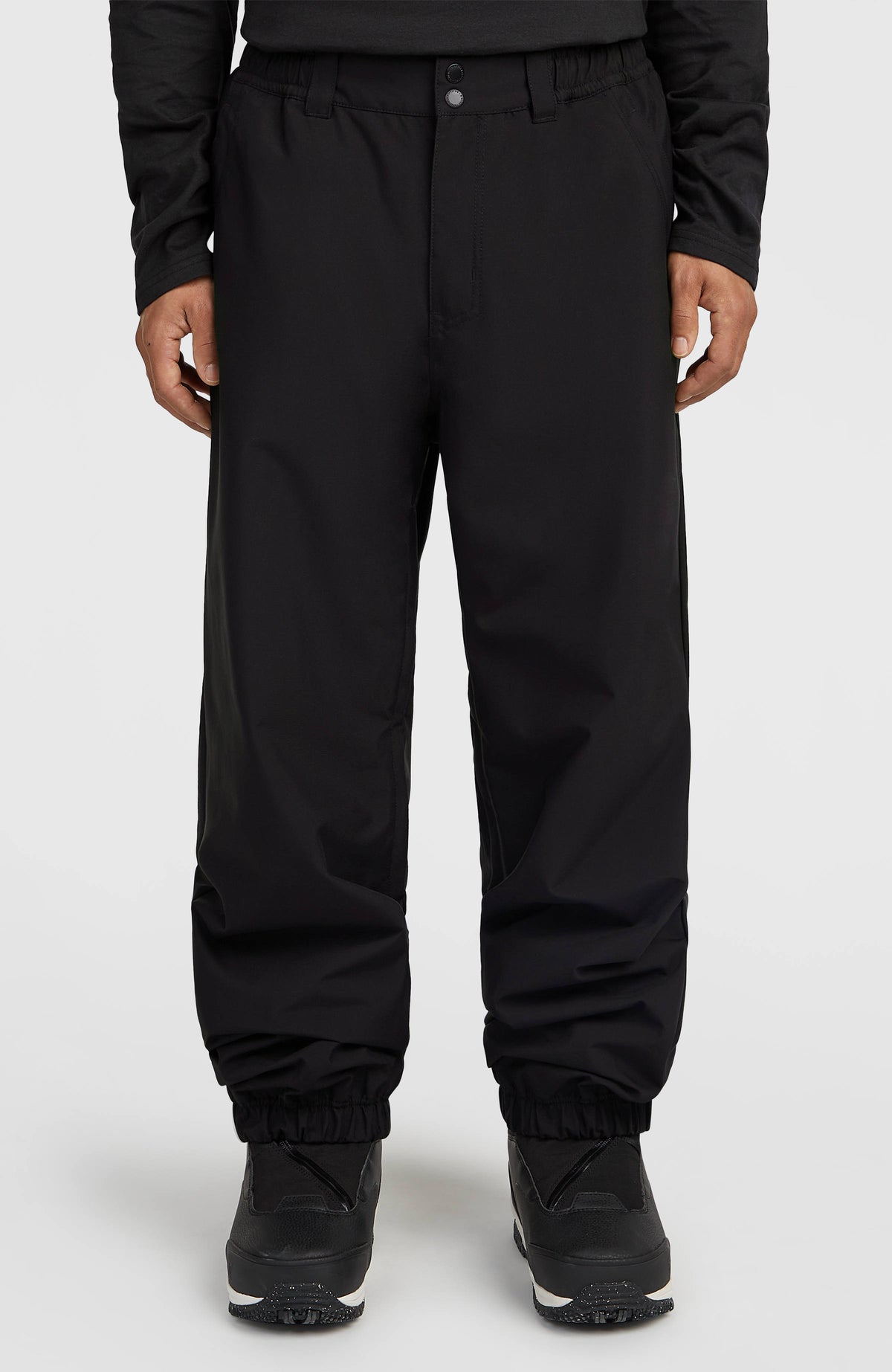 O'Neill FWC Oversized Ski- und Snowboardhose für Herren, schwarz, Vorderansicht getragen am Model