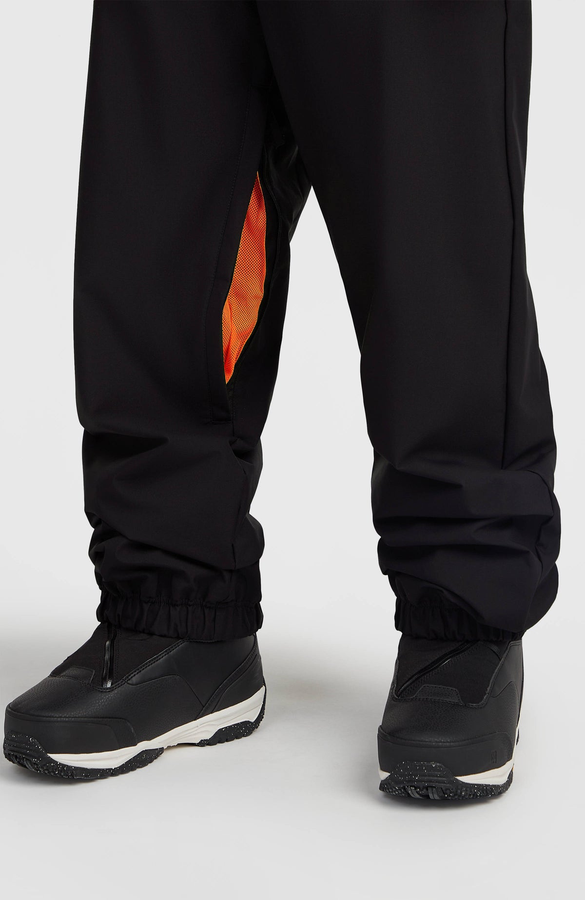 FWC Oversized Ski- und Snowboardhose, schwarz, Nahaufnahme des Belüftungsreißverschlusses am Hosenbein