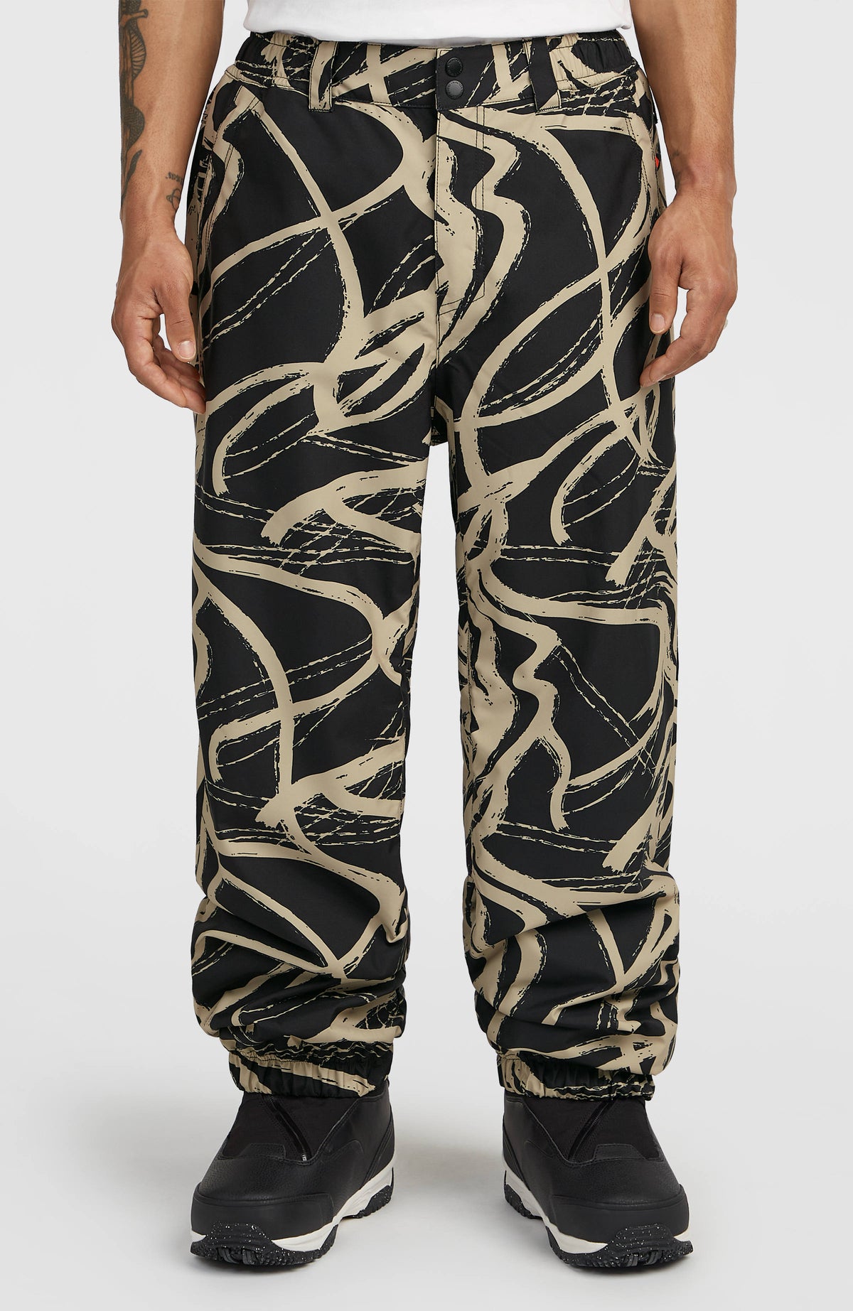 O'Neill FWC Oversized Ski- und Snowboardhose für Herren, beige mit Grafikmuster in Schwarz, Vorderansicht am Model