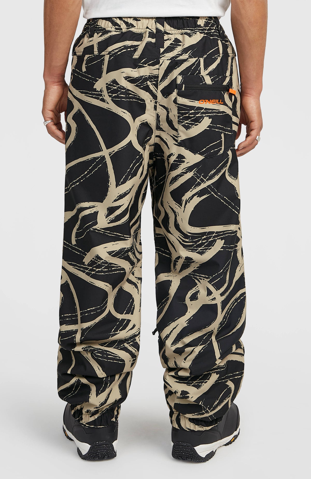 FWC Oversized Ski- und Snowboardhose für Herren, beige mit Grafikmuster in Schwarz, Rückansicht am Model