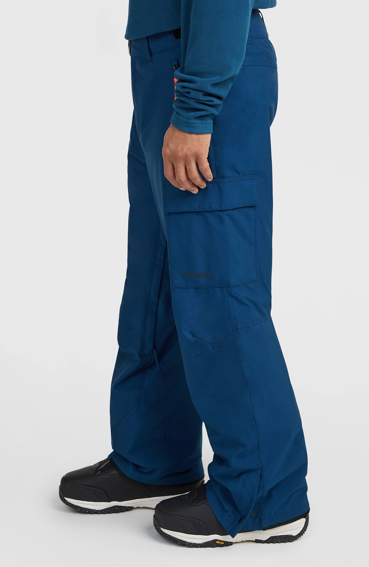 FWC'Cruz Cargo-Skihose für Herren, blau, Seitenansicht am Model mit Cargotasche