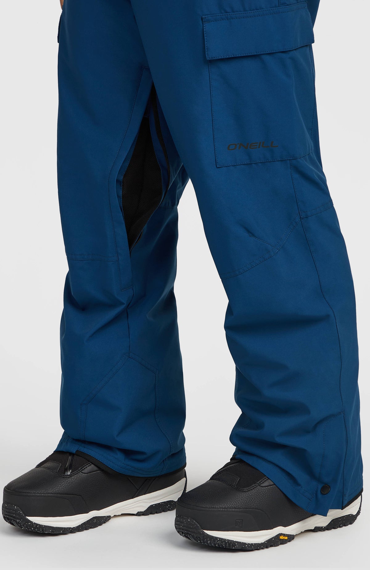 FWC'Cruz Cargo-Skihose, blau, Nahaufnahme am Model mit geöffnetem Belüftungsreißverschluss am Hosenbein