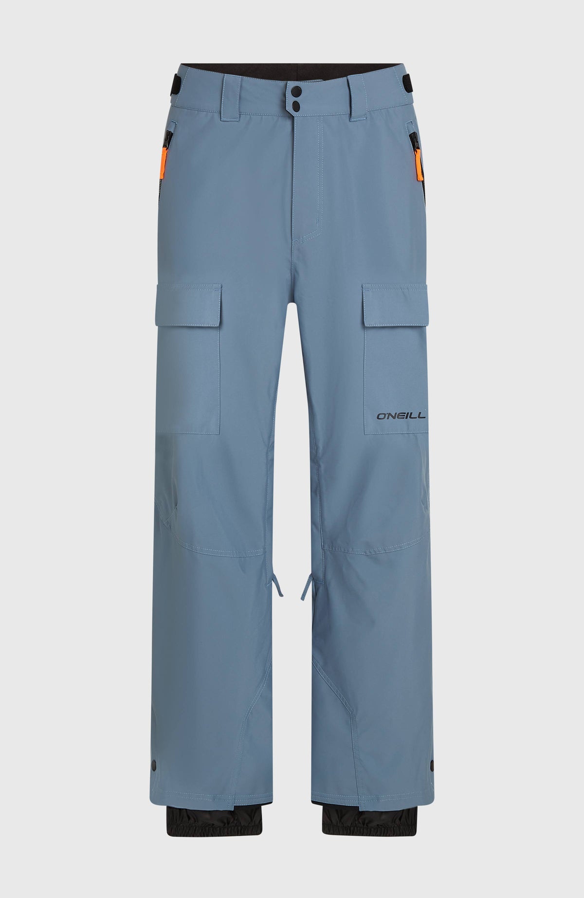 Blaue FWC'Cruz Cargo-Skihose für Herren, freigestellt von vorne mit seitlichen Cargotaschen und Schneefang