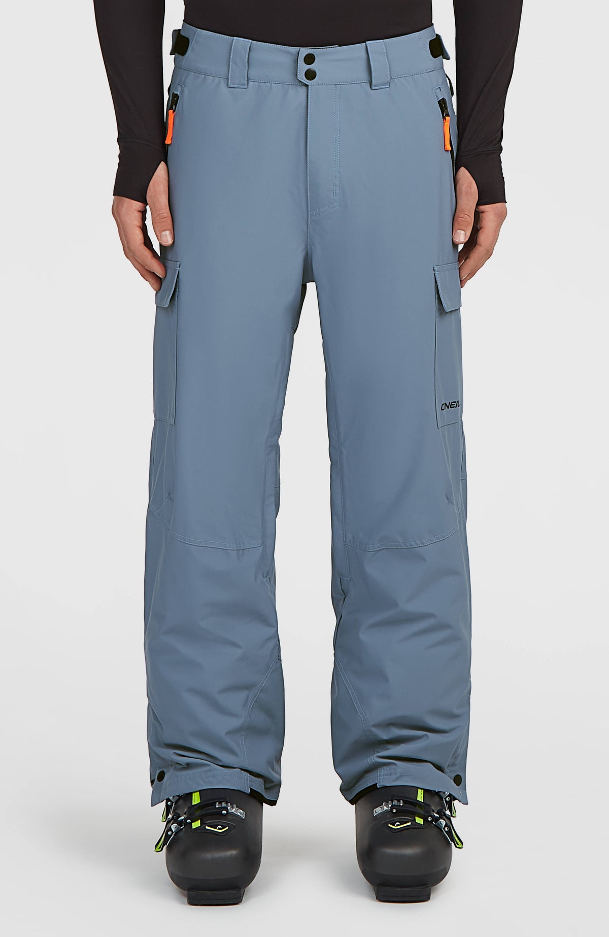 O'Neill FWC'Cruz Cargo-Skihose für Herren, blau, Vorderansicht getragen am Model mit Cargotaschen und Skischuhen
