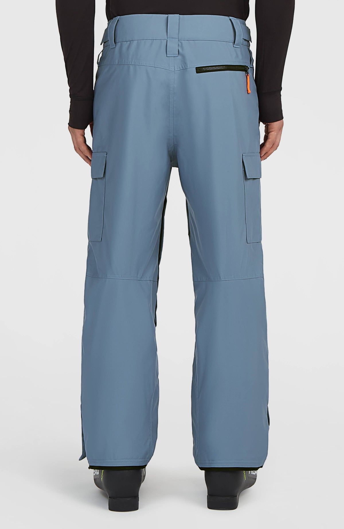 FWC'Cruz Cargo-Skihose für Herren, blau, Rückansicht getragen am Model mit Reißverschlusstasche unter dem Bund