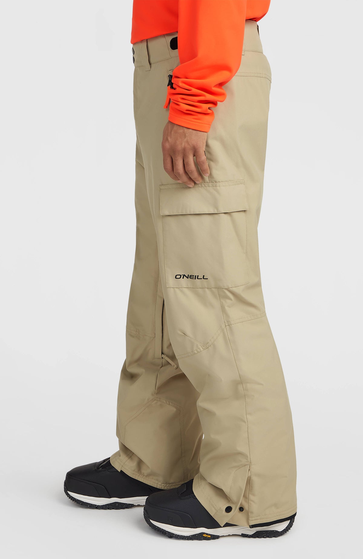 Beige FWC'Cruz Cargo-Skihose für Herren, Seitenansicht am Model, aufgesetzte Beintasche mit Logo