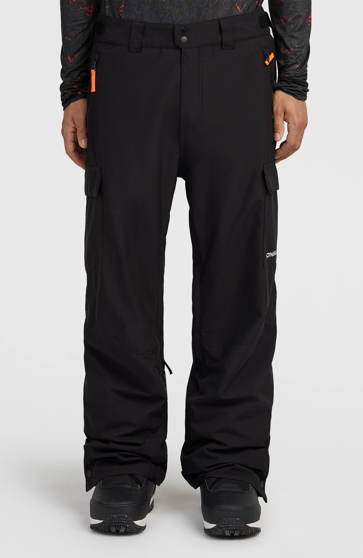 O'Neill FWC'Cruz Cargo-Skihose für Herren, schwarz, Vorderansicht am Model mit Beintaschen
