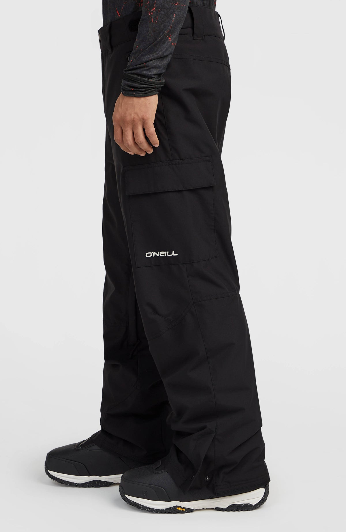 FWC'Cruz Cargo-Skihose für Herren, schwarz, Seitenansicht am Model mit Logo-Schriftzug auf der Beintasche