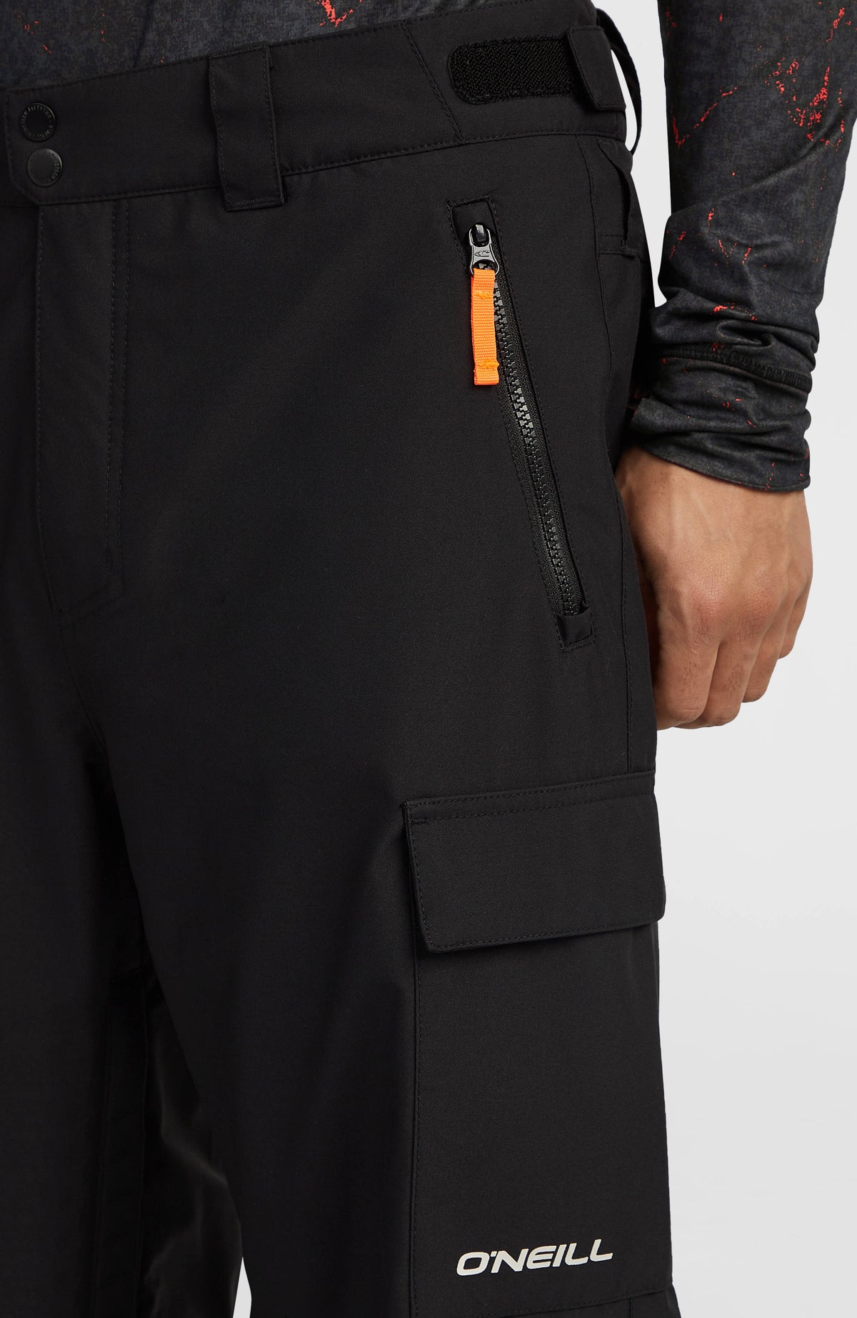 FWC'Cruz Cargo-Skihose, schwarz, Nahaufnahme von Bund und Reißverschlusstasche mit orangefarbenem Zipper